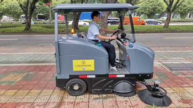 雨天可以使用駕駛式掃地車掃地嗎？